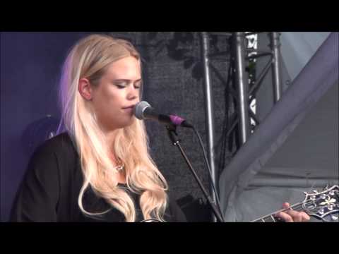 Julia Frej uppträder på Mosebacketerassen den 11 Augusti 2014