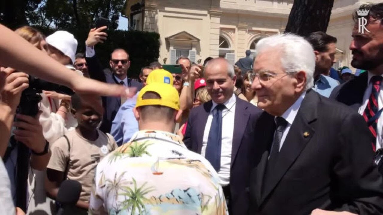 'Lunga vita al Presidente', Mattarella riceve i più fragili ai giardini del Quirinale