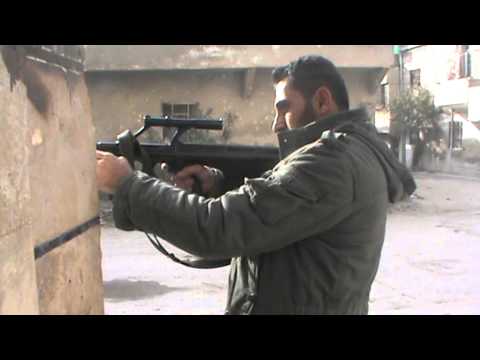 قائد لواء صلاح الدين الأيوبي النقيب بيوار يقوم بقنص جنود الأسد في حي الأشرفية