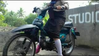 Download lagu Cewek cantik naik C70 mp3