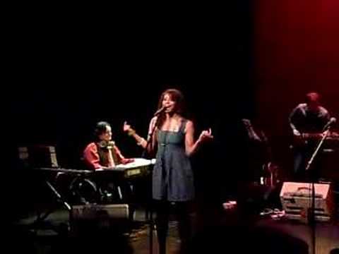 Bente Dijkman singing 'One of these days' (Room Eleven)