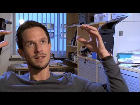 - Så ser han meg holde hånd med en gutt.