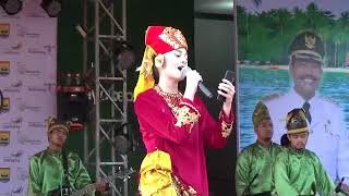 Download lagu Aksi bule bawain lagu minang, bikin terharu mp3