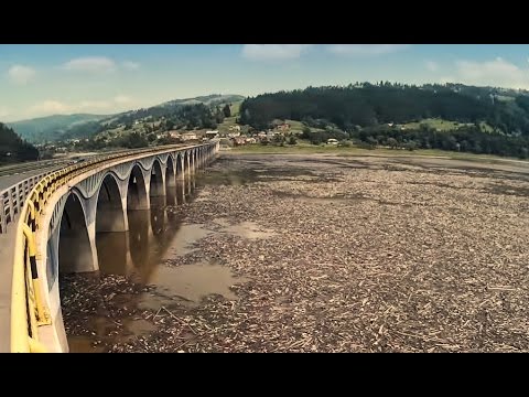Gunoaie pe Lac. Viaduct Poiana Teiului (Neamt) dupa o viitura pe Valea Bistritei