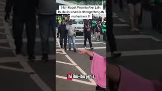 Download lagu The Pink Hijab woman became the focus of attention from other demonstrators, repeatedly wanting t... mp3 Download lagu The Pink Hijab woman became the focus of attention from other demonstrators, repeatedly wanting t... mp3