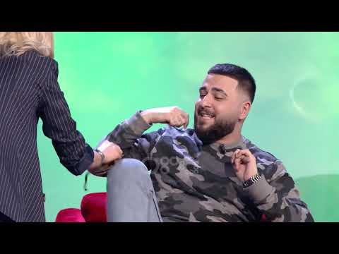 Këngëtarit i bëhet “gjaku ujë” në “Why Not”, kur shikon kur shikon në prehër krokodilin