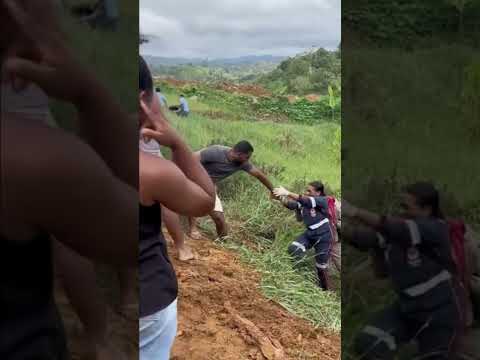 CARRETA CAI EM RIBANCEIRA NA BAHIA E DEIXA MOTORISTA FERIDO