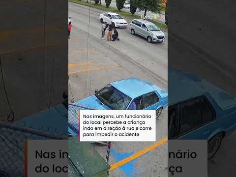 Homem salva criança a poucos segundos de ser atropelada em avenida movimentada no México #shorts
