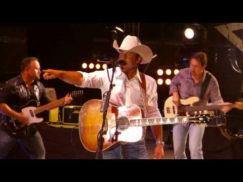 Angels And Outlaws - Aaron Watson