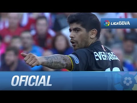 Remate de Banega que da en el larguero tras rebotar en Saúl