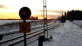 preview picture of video '[SJ] class X2 heading for Göteborg C. while the sun is setting at Hol.'