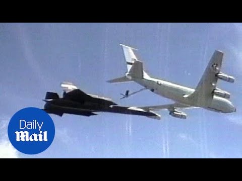 NASA's SR-71 Blackbird refuels whilst still mid flight - Daily Mail