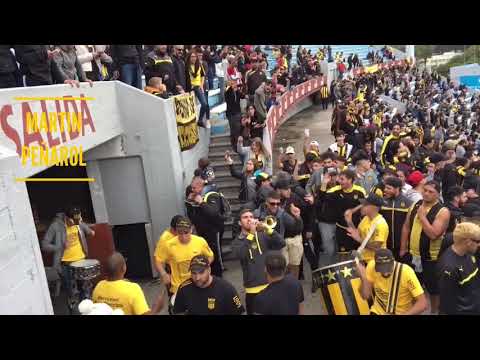 "Entrada de la Percusión - Hinchada de Peñarol (vs river)" Barra: Barra Amsterdam &bull; Club: Peñarol