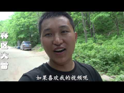 小伙去玻璃栈道游玩，遇男子害怕不敢走，好心人让其深呼吸慢慢走