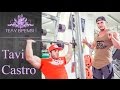 итнес модель и бизнесмен Tavi Castro бомбит плечи!