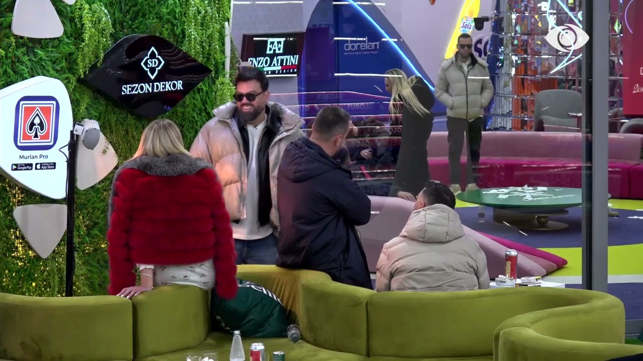 “Kush do na tregojë përralla?”/ Banorët hedhin batuta me njëri-tjetrin: Grinch-i