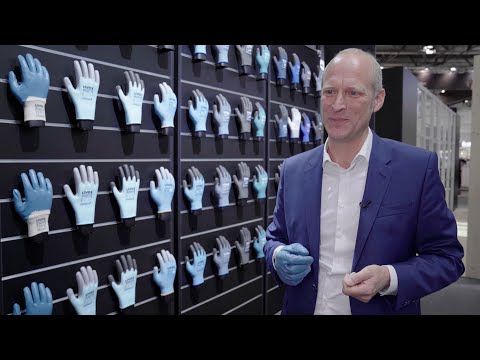 Carsten Baumgarten über die neuesten uvex Schutzhandschuhe auf der Arbeitsschutzmesse A+A