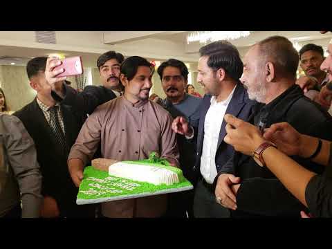 Captain Sarfraz Ahmed cutting world cup cake