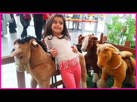 Rüya Ata Biniyor, AVM'de Yer Alan Peluş Atlara Bindik Gezdik | Çocuk Videosu Video