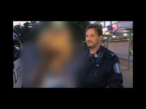 Poliisit Helsinki - Pubissa olevaa naista epäillään huumeiden myynnistä.