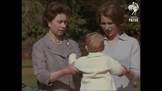 QUEEN ELIZABETH II PRINCE PHILIP CHARLES ANNE & ANDREW ON HOLIDAY AT WINDSOR CASTLE BERKSHIRE 1965