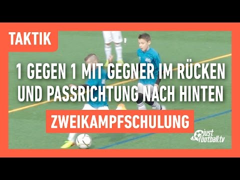 Fussballtraining: 1 gegen 1 mit Gegner im Rücken und Pass nach hinten - Zweikampfschulung - Taktik