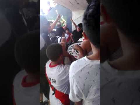 "Vamos vamos basurero vamo a ganar" Barra: La Banda del Basurero &bull; Club: Deportivo Municipal