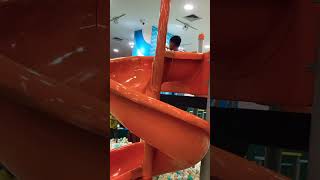 Download lagu Bermain perosotan oren di wahan mandi bola mp3 Download lagu Bermain perosotan oren di wahan mandi bola mp3