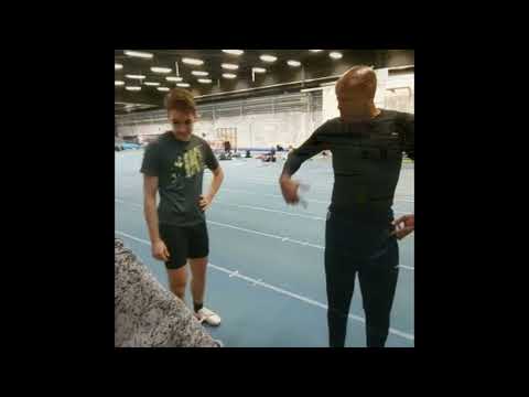 Mike Powell pituushyppääjien leirillä Tampereella