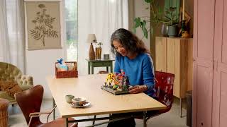 LEGO® Icons 11372 Chata a podzimní zahrada