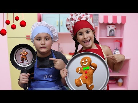 MARIA CLARA É COZINHEIRA POR UM DIA E PREPARA BISCOITOS DE NATAL PRO PAPAI NOEL COZINHA DE BRINQUEDO