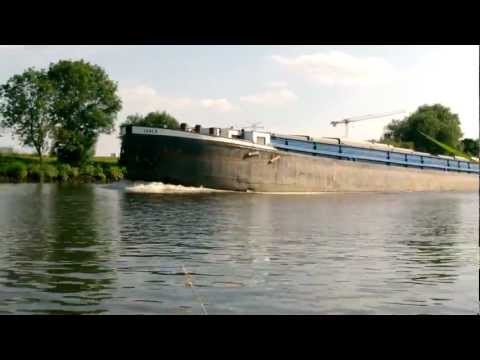 Vorbeifahrt Binnenschiff Isala GMS 02204465 zu Tal auf der Hunte am Osthafen in Oldenburg