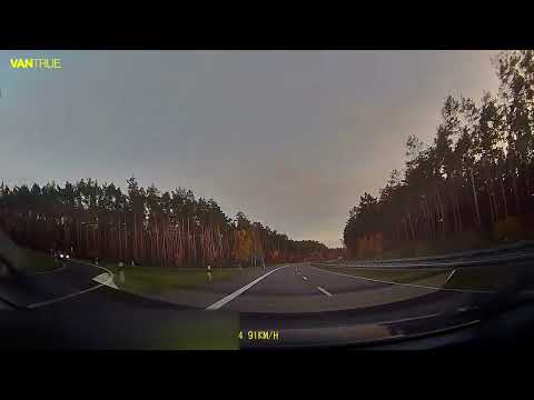 Der zieht mit zirka 60-70 auf die Bundesstraße.931