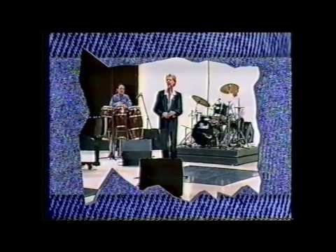 Jeff Duff on the Midday Show singing "Sorrow" by David Bowie