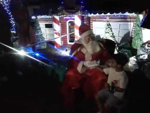 Papá Noel sorprendió con muchos regalos a los chicos del barrio "8 de Marzo" en Villa Elvira