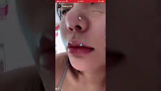 ライブ配信　とても眠そうな巨乳ギャル　胸チラ　谷間　nipslip