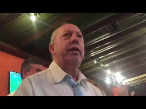 Mozo de ciudad de Rosario, cuenta chistes