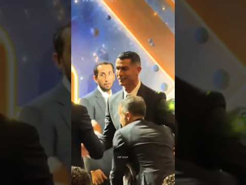 Ronaldo's respect at the Globe Soccer Awards ❤️