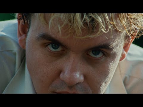 Les Louanges - GODDAMN! (Official Music Video)