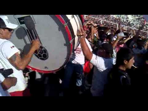 "ENTRADA DE LOS BOMBOS LAS BANDERAS & COMiENZA EL CARNAVAL" Barra: Garra Blanca &bull; Club: Colo-Colo