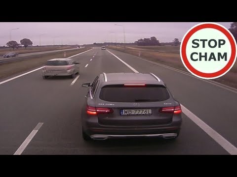 Mercedes blokuje, hamuje i zajeżdża drogę TIRom