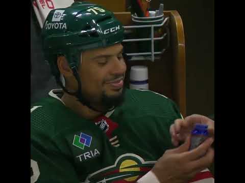 Ryan Reaves vs. smelling salts 😅