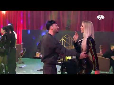 Super atmosferë në shtëpi/ Kristi i vendos dorën në bel Brikenës, kërcen me banoren