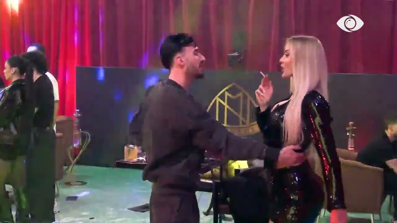 Super atmosferë në shtëpi/ Kristi i vendos dorën në bel Brikenës, kërcen me banoren