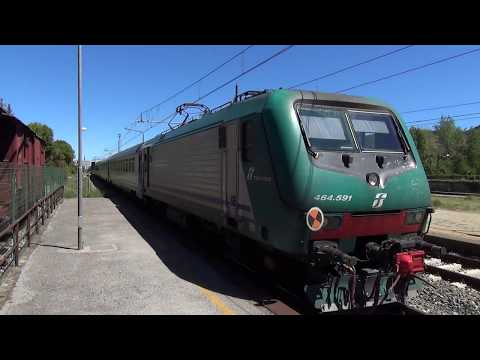 ARRIVO E PARTENZA DI REGIONALI IN STAZIONE A BORGO S.DALMAZZO (CN) 12 - 8 - 2017