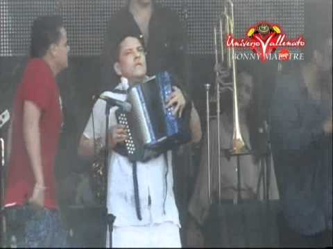 La Maye - Silvestre Dangond & El Cocha Molina - en Rio Luna - Festival Vallenato 2012.wmv
