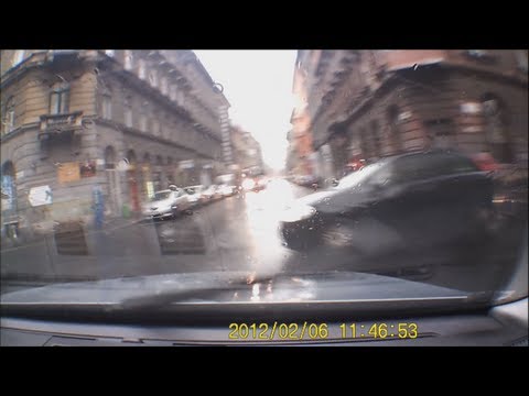 Az elsőbbségadást kötelező tábla nem viccből van, majdnem csattantak [car fail]