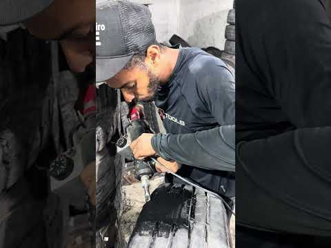 Pneu soltou a borracha na banda do piso da coroa do pneu #caminhao #borracharia