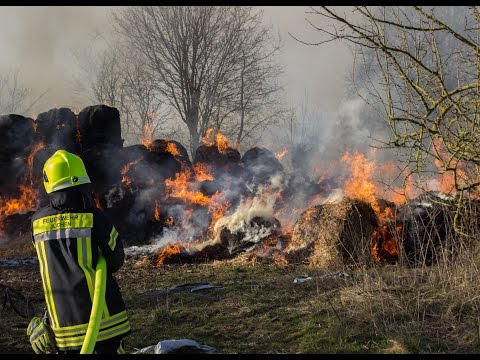 FEUERWEHR Jüchen - 180 Strohballen im Vollbrand - Feuer in einer Strohmiete