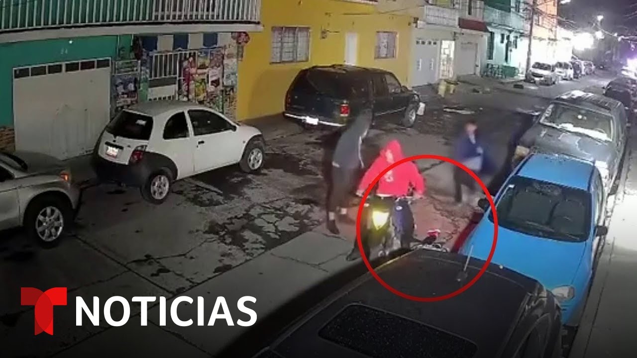 Cámaras de seguridad registran a unos motociclistas tirando un cadáver en una calle de México